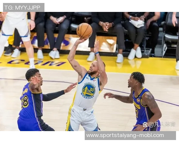 马克西开季火力全开六场狂砍200分并列历史最快追平库里三分纪录 马克西开季火力全开六场狂砍200分并列历史最快追平库里三分纪录